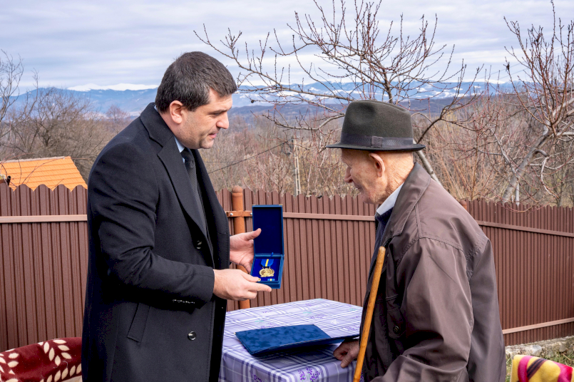 Ministrul apărării naționale, Radu Miruţă, i-a înmânat Emblema de Onoare a Armatei României veteranului de război, mr.(rtr.) Constantin Păunescu
