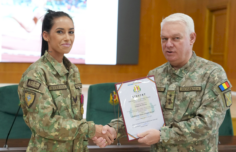 Caporal Ștefana Florina a fost distinsă cu Emblema de Onoare a Forțelor Terestre de către șeful Statului Major al Forțelor Terestre, general-locotenent Ciprian Marin