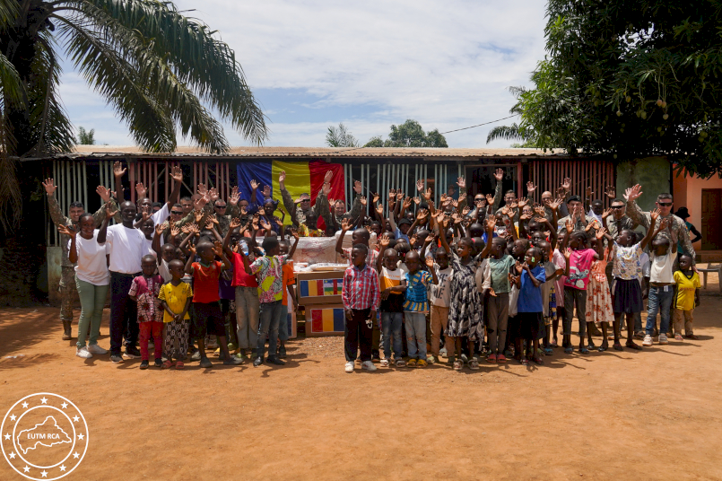 Vizita contingentului român din cadrul EUTM RCA la orfelinatul „Centre d’Accueil des Enfants Orphelins et Vulnérables”