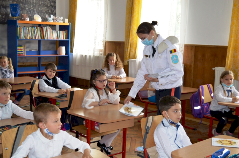 Elevi militari în vizită la Școala Gimnazială Vatra Moldoviței