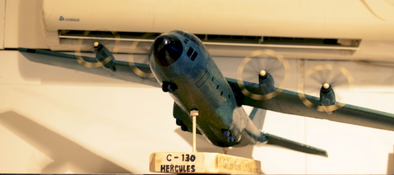 În așteptarea avionului C-130 „Hercules”