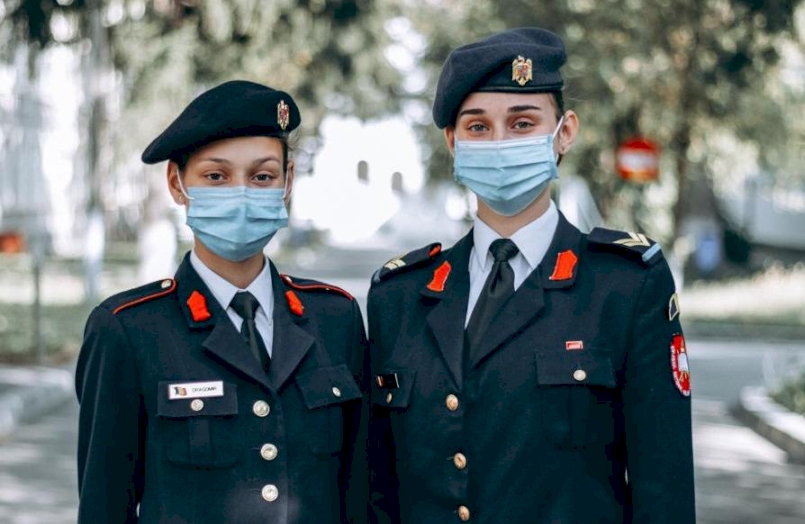 Alexia și Karina sunt surori și au ales să se formeze într-un mediu al disciplinei, al valorilor și al normelor militare
