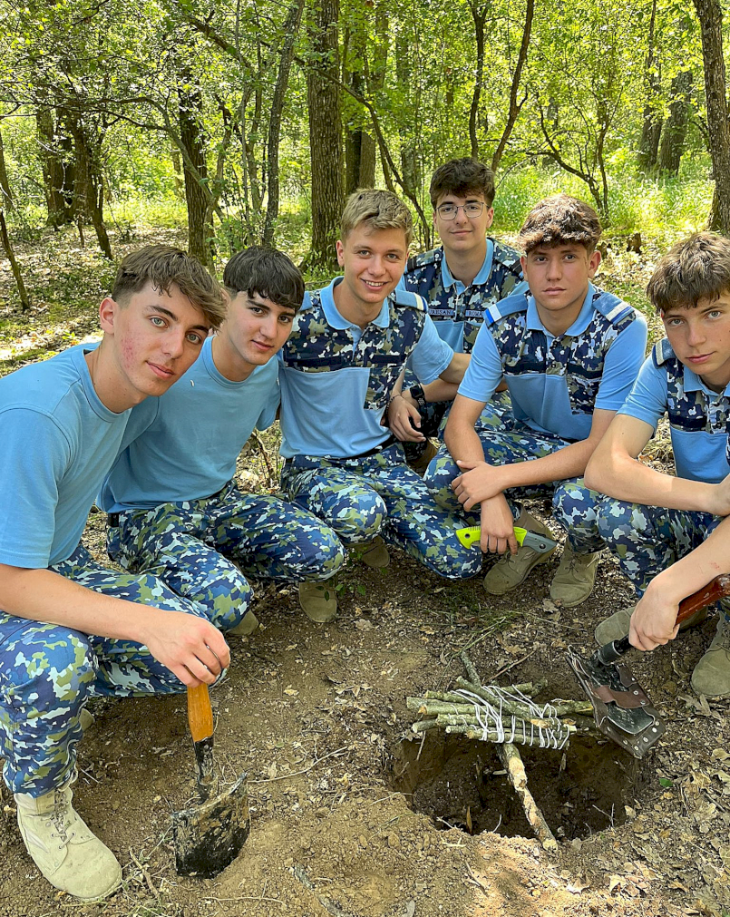 Elevi din Colegiul Național Militar „Mihai Viteazul”, în tabără de instruire