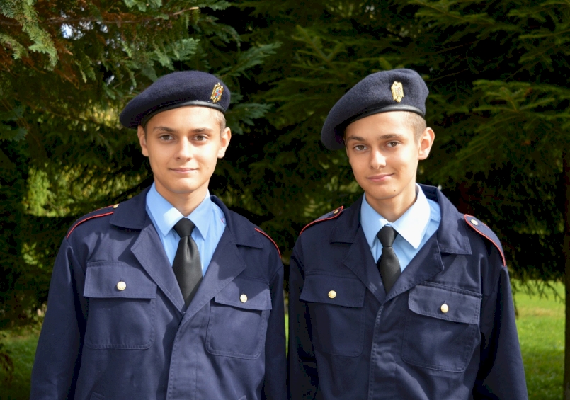 Gemeni în colegiul militar