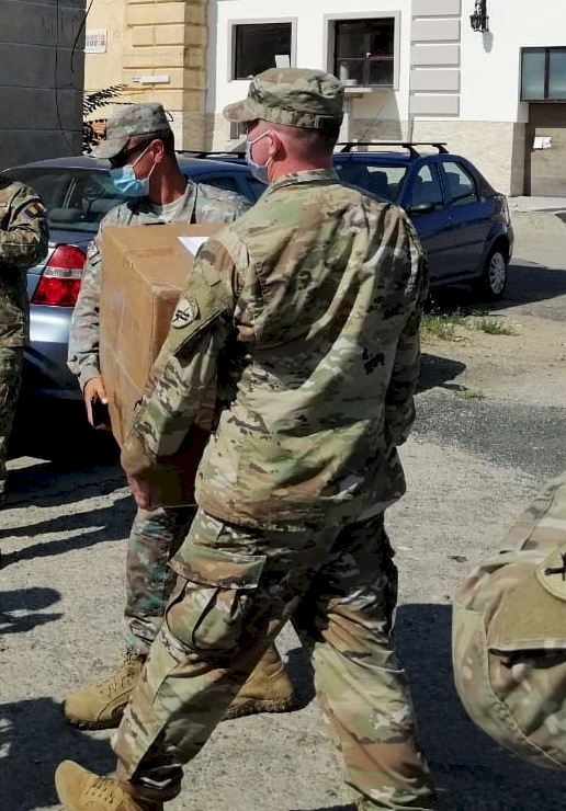Pachete cu materiale de protecție sanitară pentru unități medicale din Arad, Suceava, Neamț și Mureș