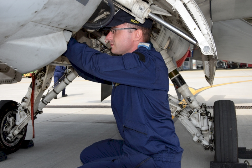 Vrei să fii maistru militar în aviația militară? 